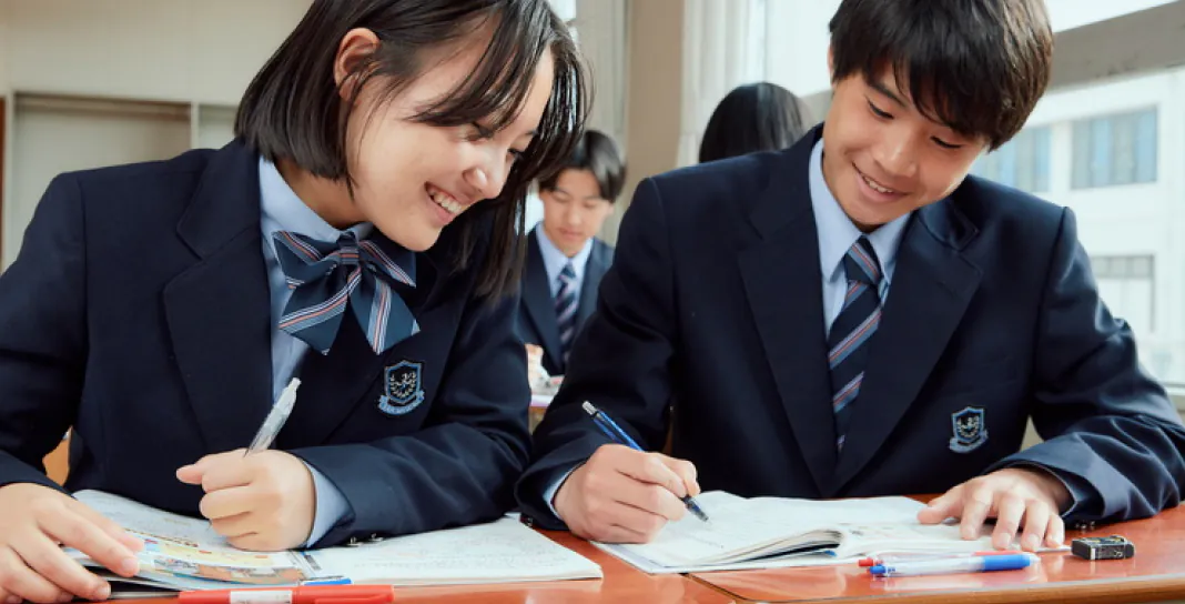 探究学習に取り組む生徒