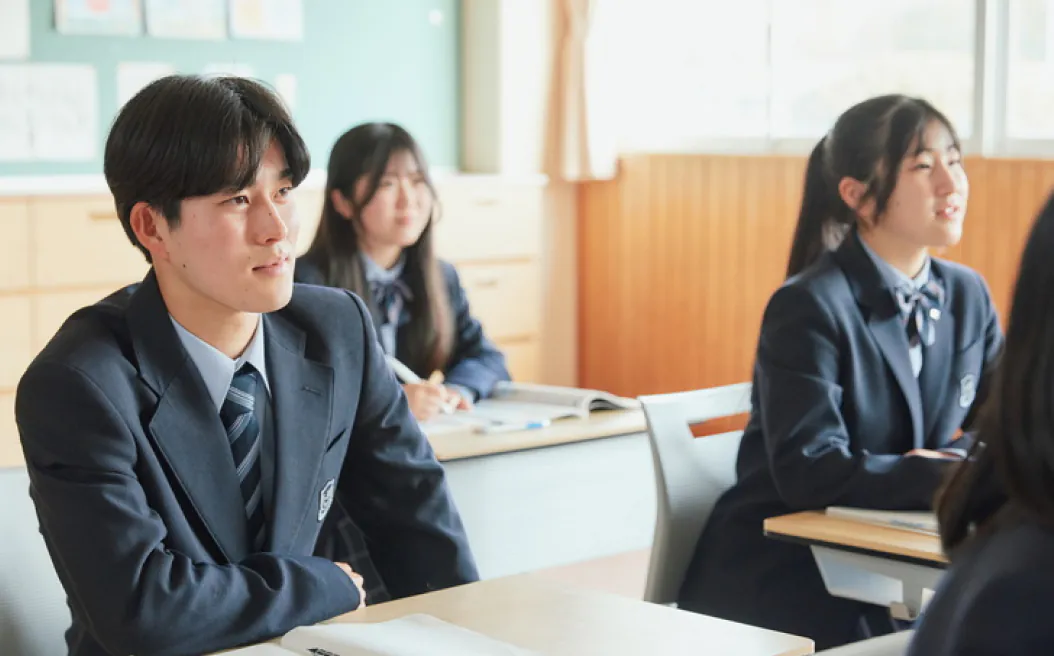 少人数の教室で授業を受ける生徒