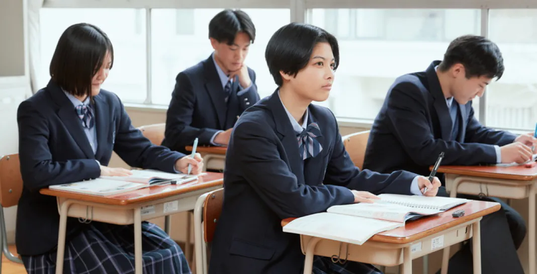 教室で学ぶ総合進学コースの生徒