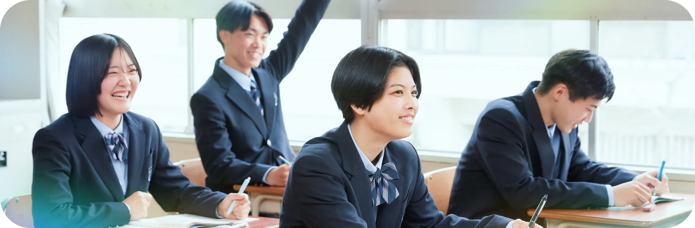 教室で授業を受ける生徒たち
