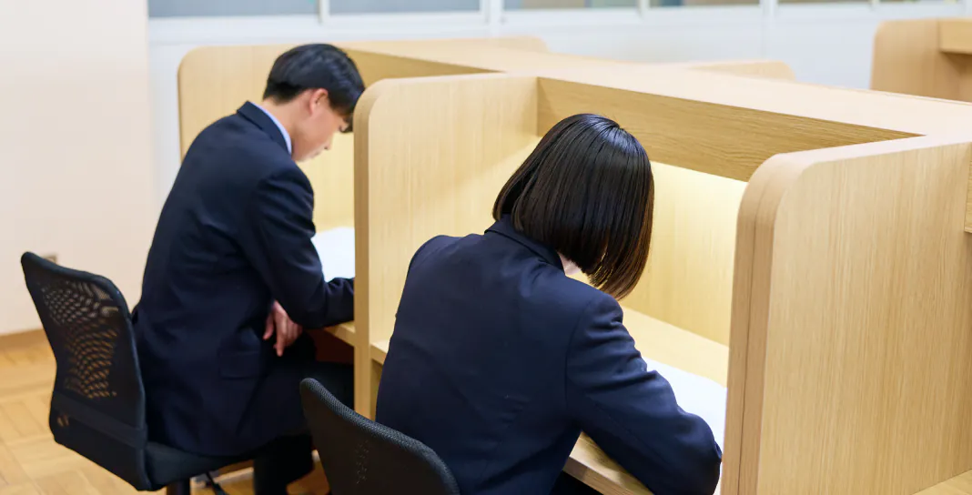 学習センターで自習する生徒