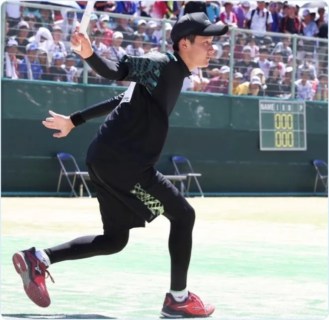 ソフトテニスの試合に出場する一ノ宮さん