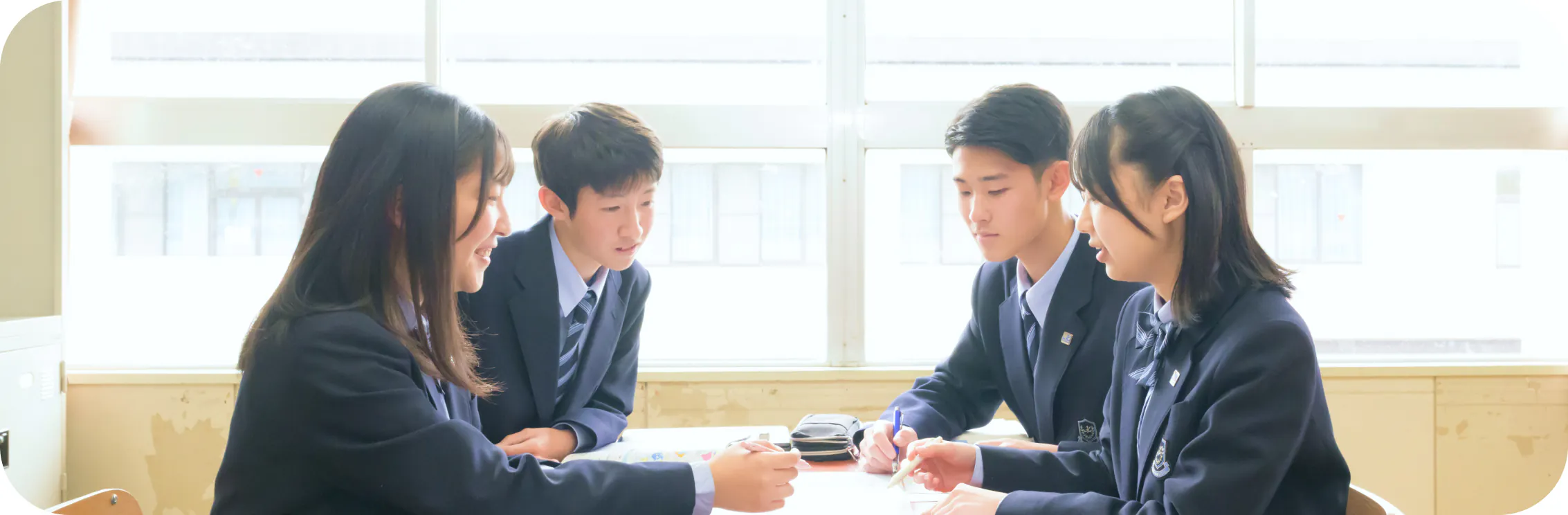 教室で学校生活を送る霞ヶ浦高等学校の生徒